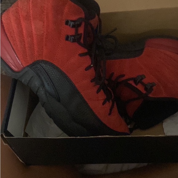 These are the red and black 12’s! Number (8126042504) - Picture 2 of 3